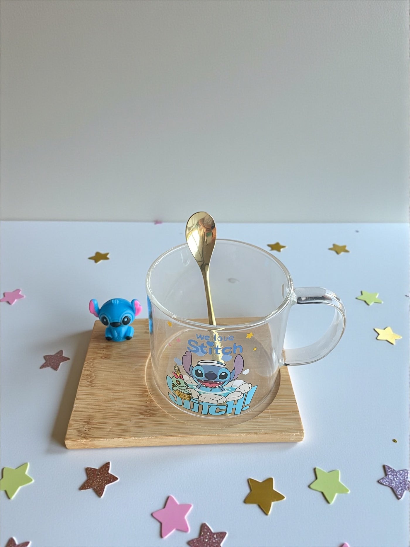 Set Taza Stitch de Vidrio con Base de Bambú + Cucharita Dorada