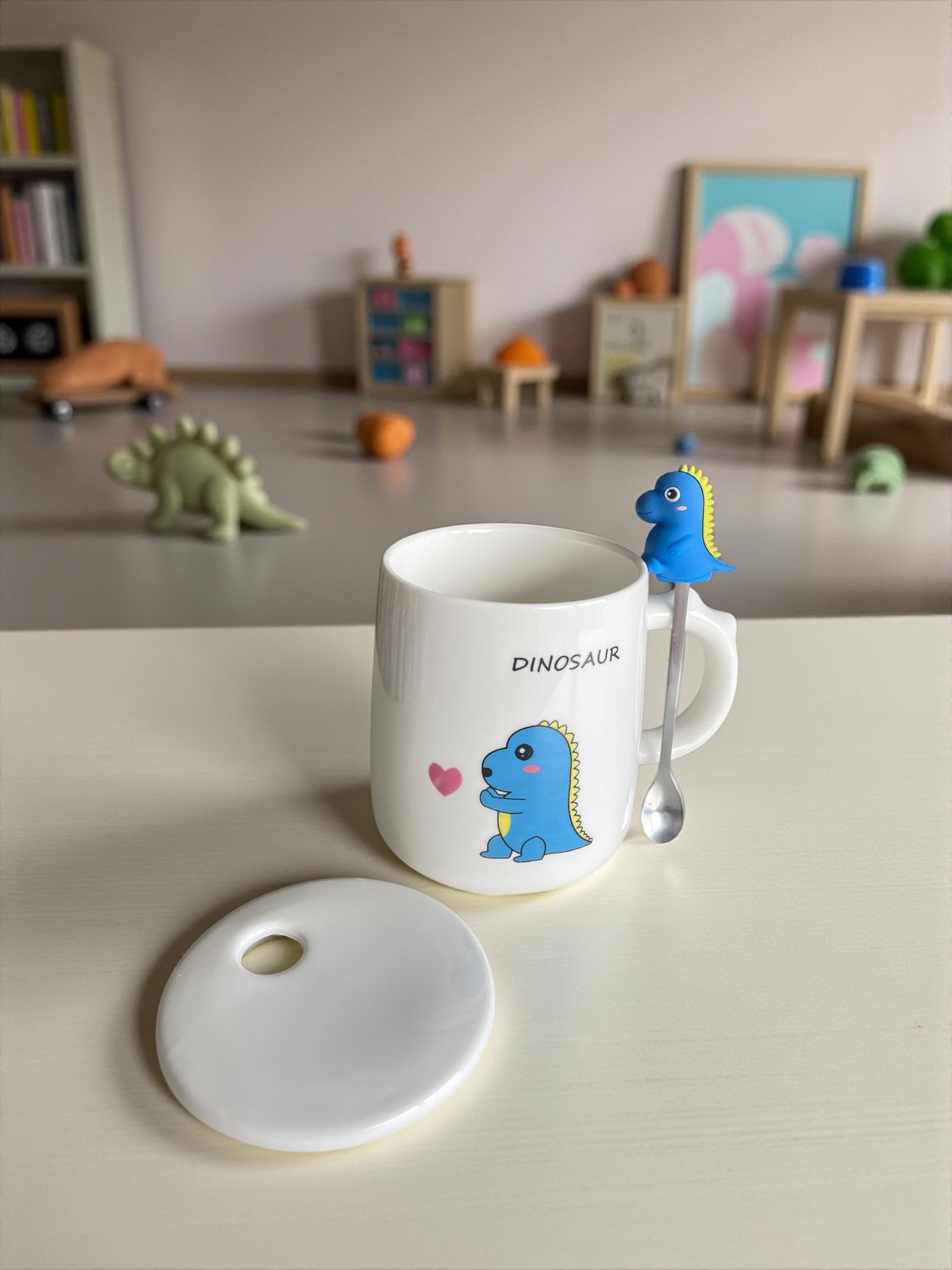 Taza Dinosaurio Feliz con Cucharita y Tapa – Colección Roar Friends 🦖