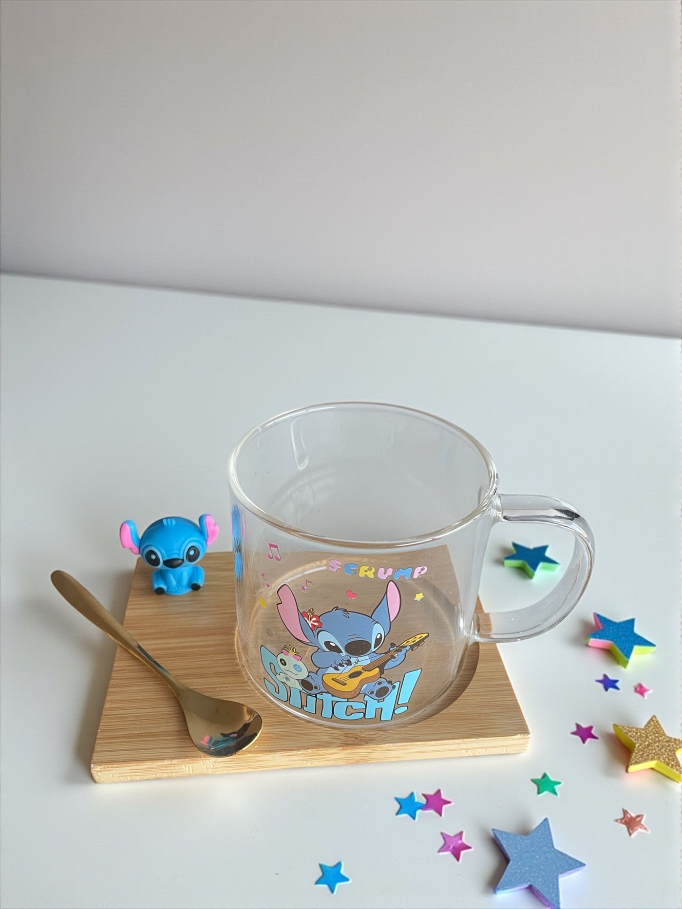 Set Taza Stitch de Vidrio con Base de Bambú + Cucharita Dorada