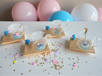 Set Taza Stitch de Vidrio con Base de Bambú + Cucharita Dorada