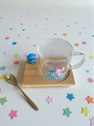 Set Taza Stitch de Vidrio con Base de Bambú + Cucharita Dorada