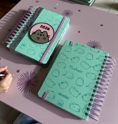 Agenda 2026 Pusheen – Edición Premium Pastel con Stickers y Separadores Mensuales