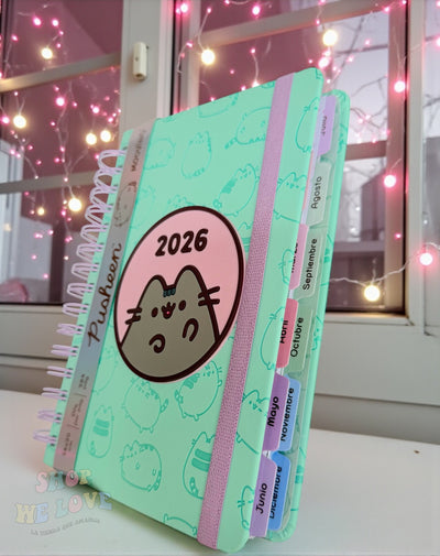 Agenda 2026 Pusheen – Edición Premium Pastel con Stickers y Separadores Mensuales