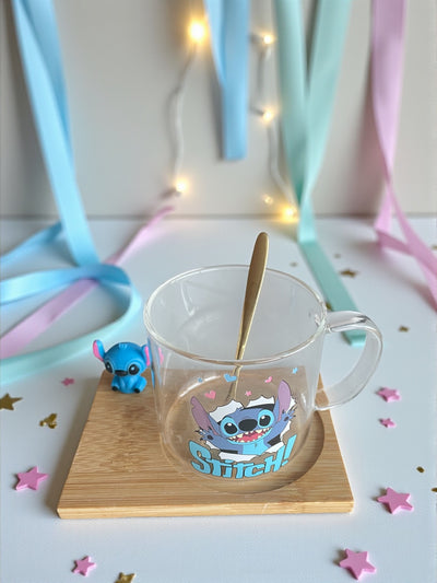 Set Taza Stitch de Vidrio con Base de Bambú + Cucharita Dorada
