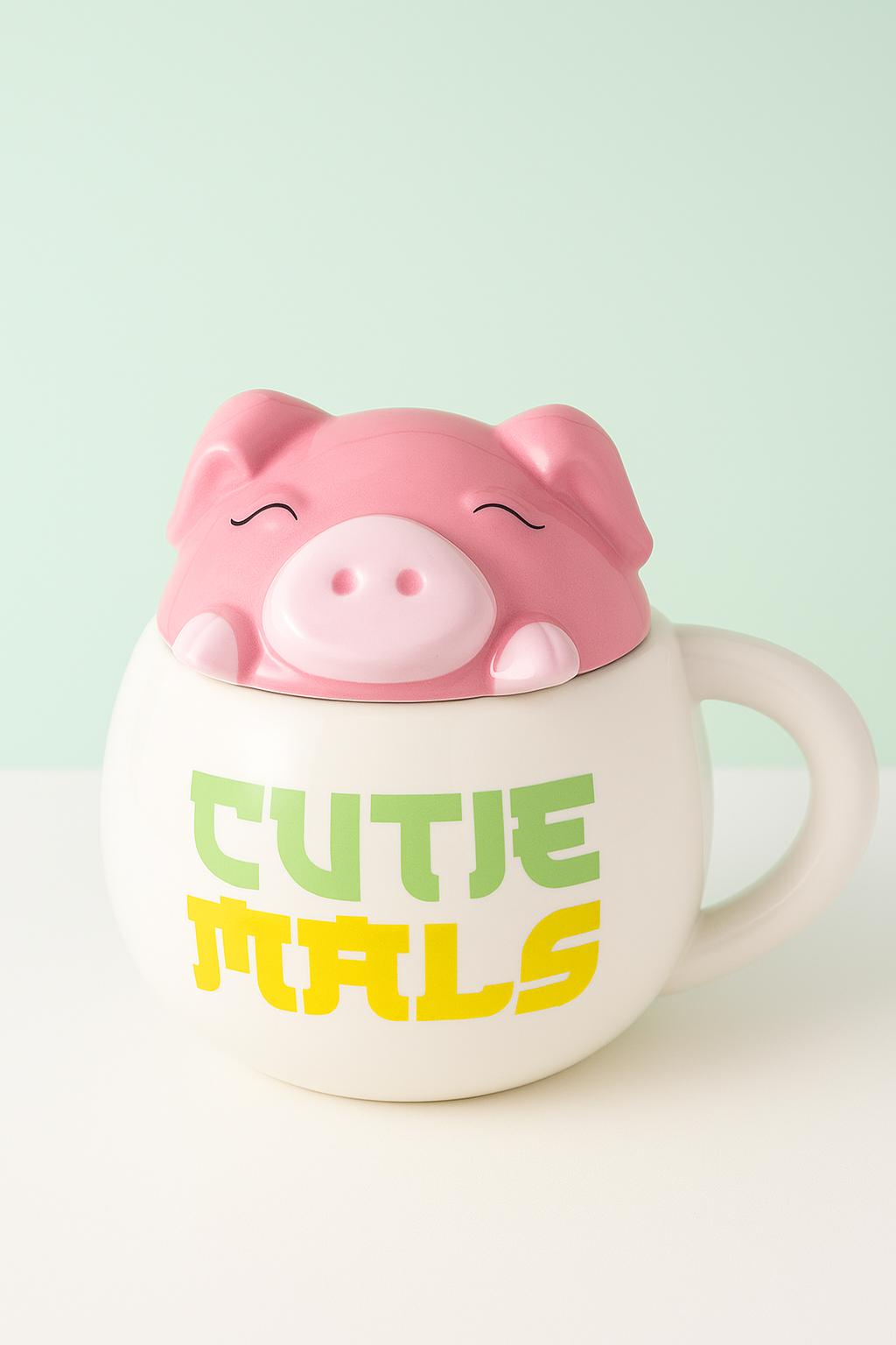 Taza Cerámica Cerdito “Cutie Mals” con Tapa 3D 🐷