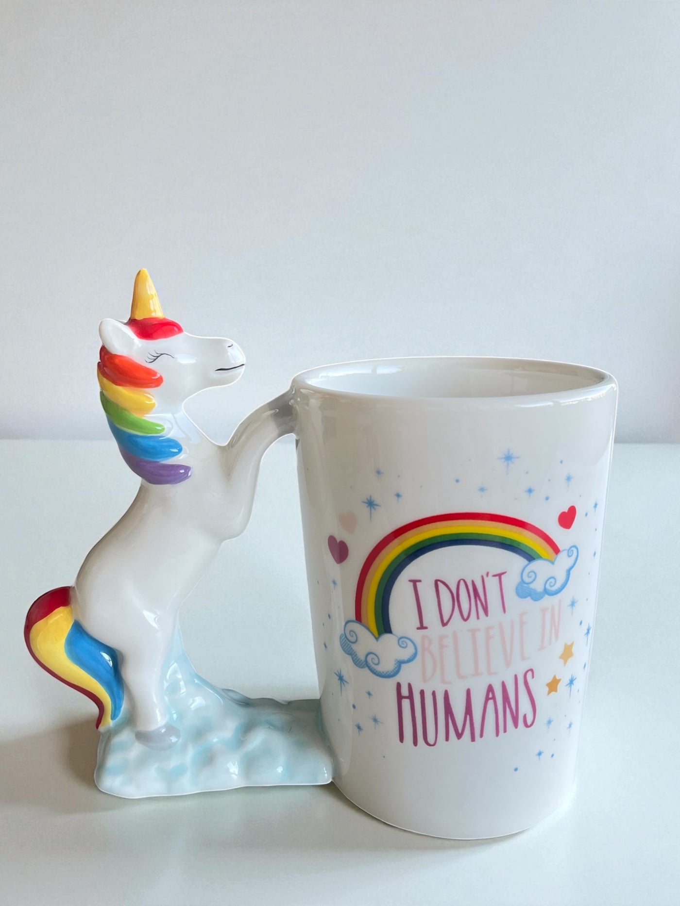 Taza Unicornio “I Don’t Believe in Humans” 🦄✨ – Diseño 3D con arcoíris
