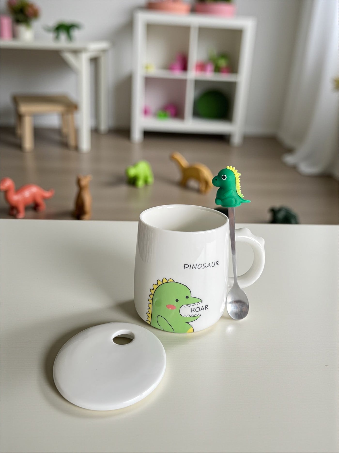 Taza Dinosaurio Feliz con Cucharita y Tapa – Colección Roar Friends 🦖