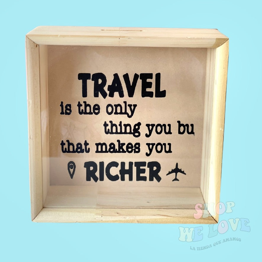Alcancia "Viajar es la única cosa que te hace más rico"
